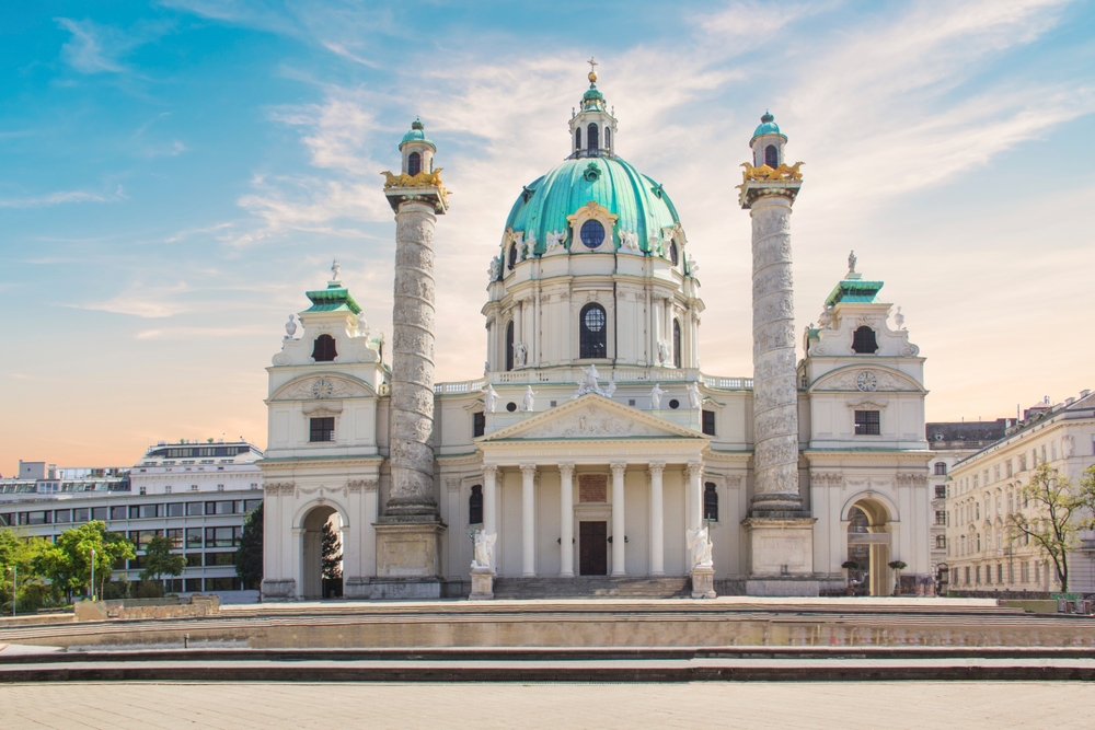 Karlskirche vid Karlsplatz i Wien