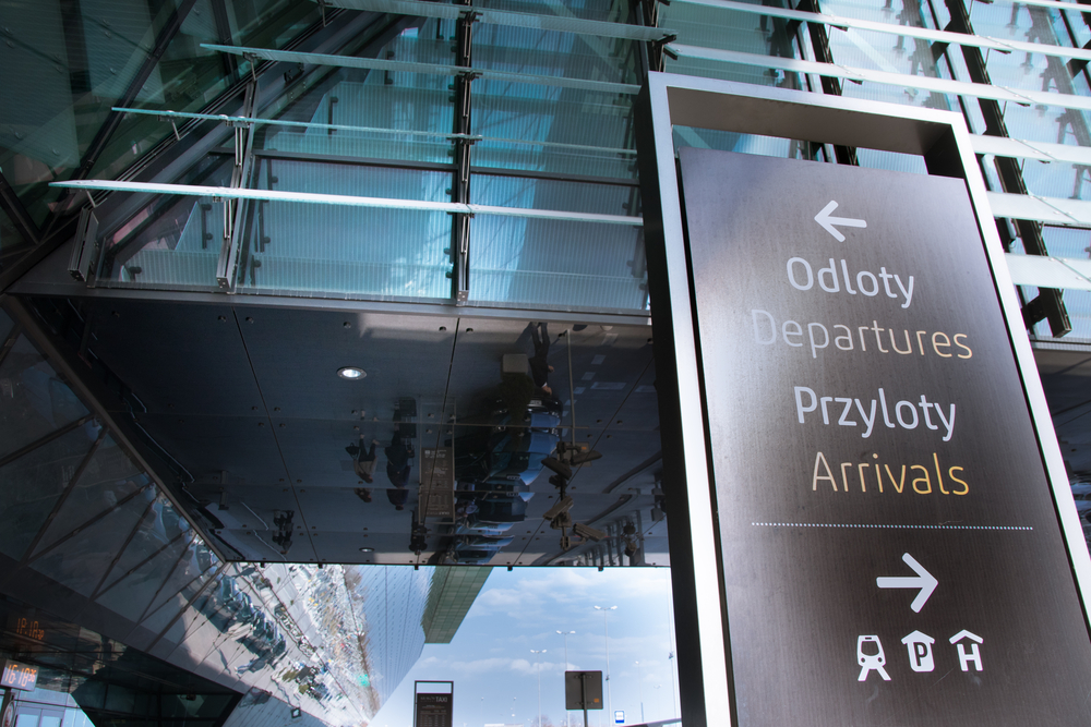 Skyltar till avgångar och ankomster på Kraków Airport