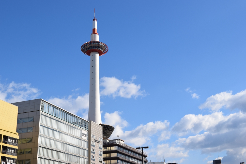 Kyoto Tower vid Kyoto Station
