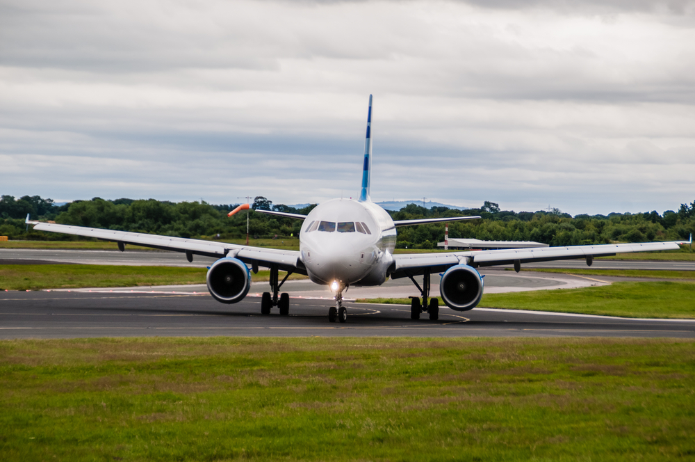 Flygplan som landar på Manchesters flygplats