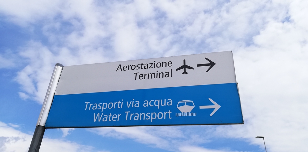 Skyltar till båttransport på Marco Polo flygplats i Venedig