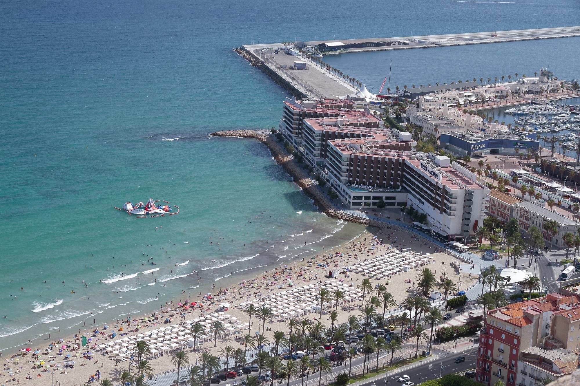 Marinan och stranden Playa del Postiguet i Alicante