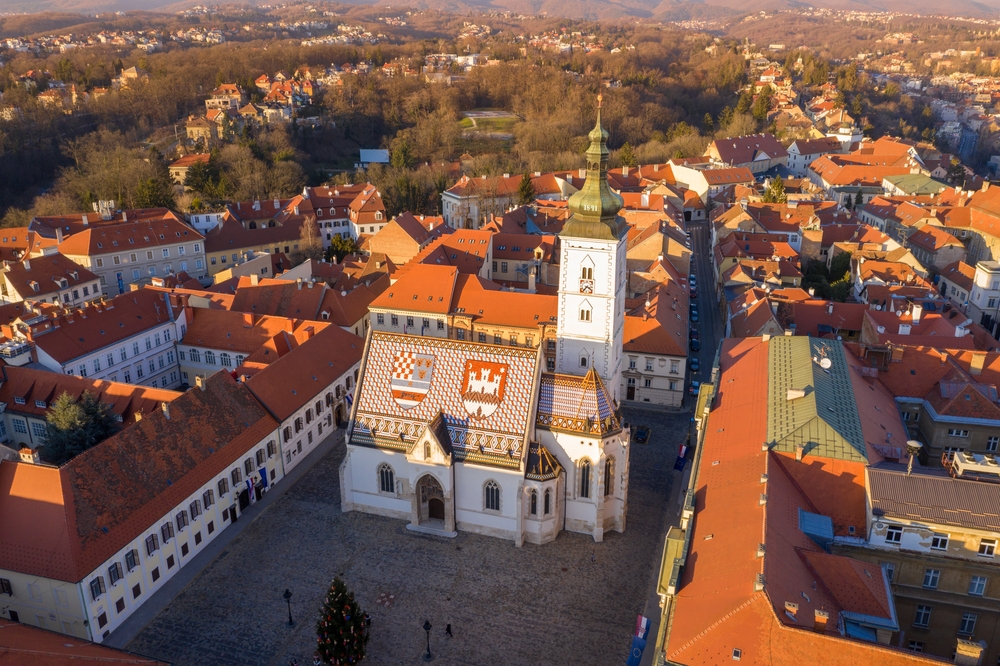 Markuskyrkan med det färgglada tegeltaket i Zagrebs övre stad