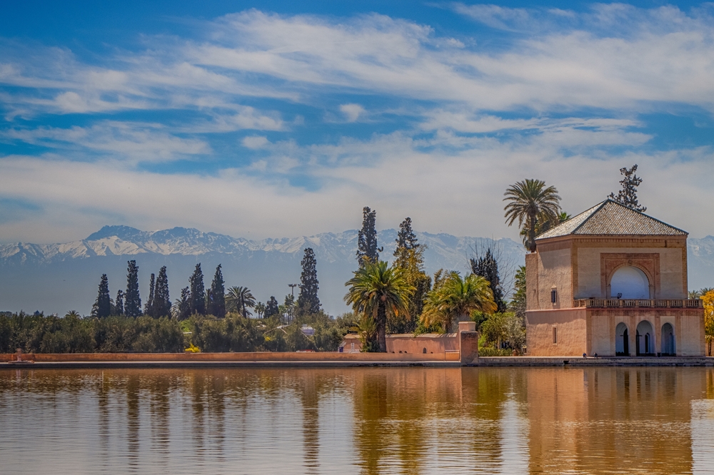 Menara-trädgårdarna i Marrakech med paviljongen och Atlasbergen i bakgrunden