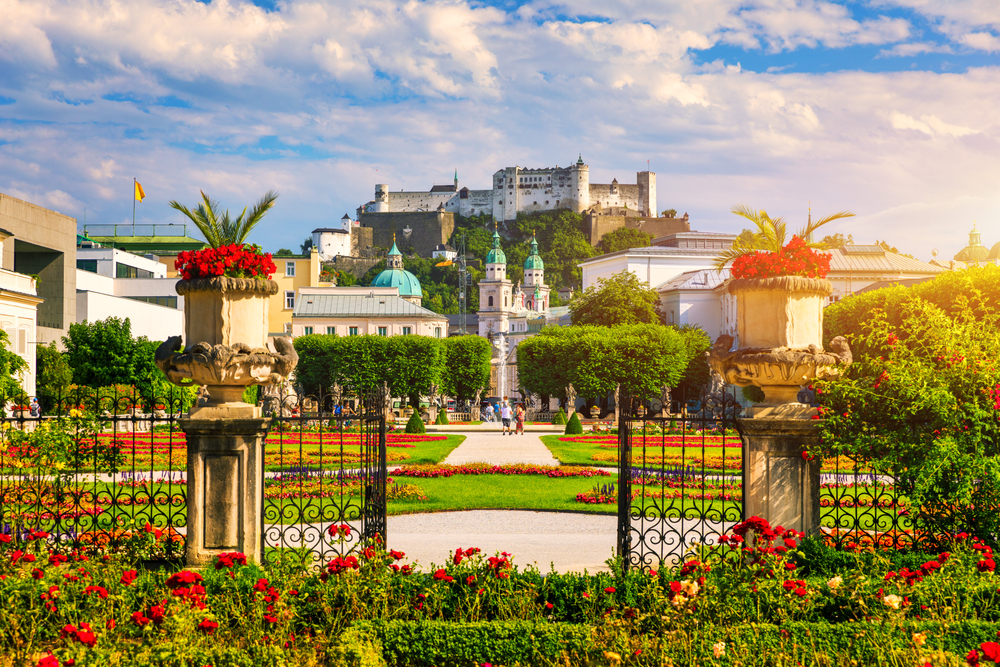Mirabellträdgården i Salzburg med fästningen Hohensalzburg i bakgrunden