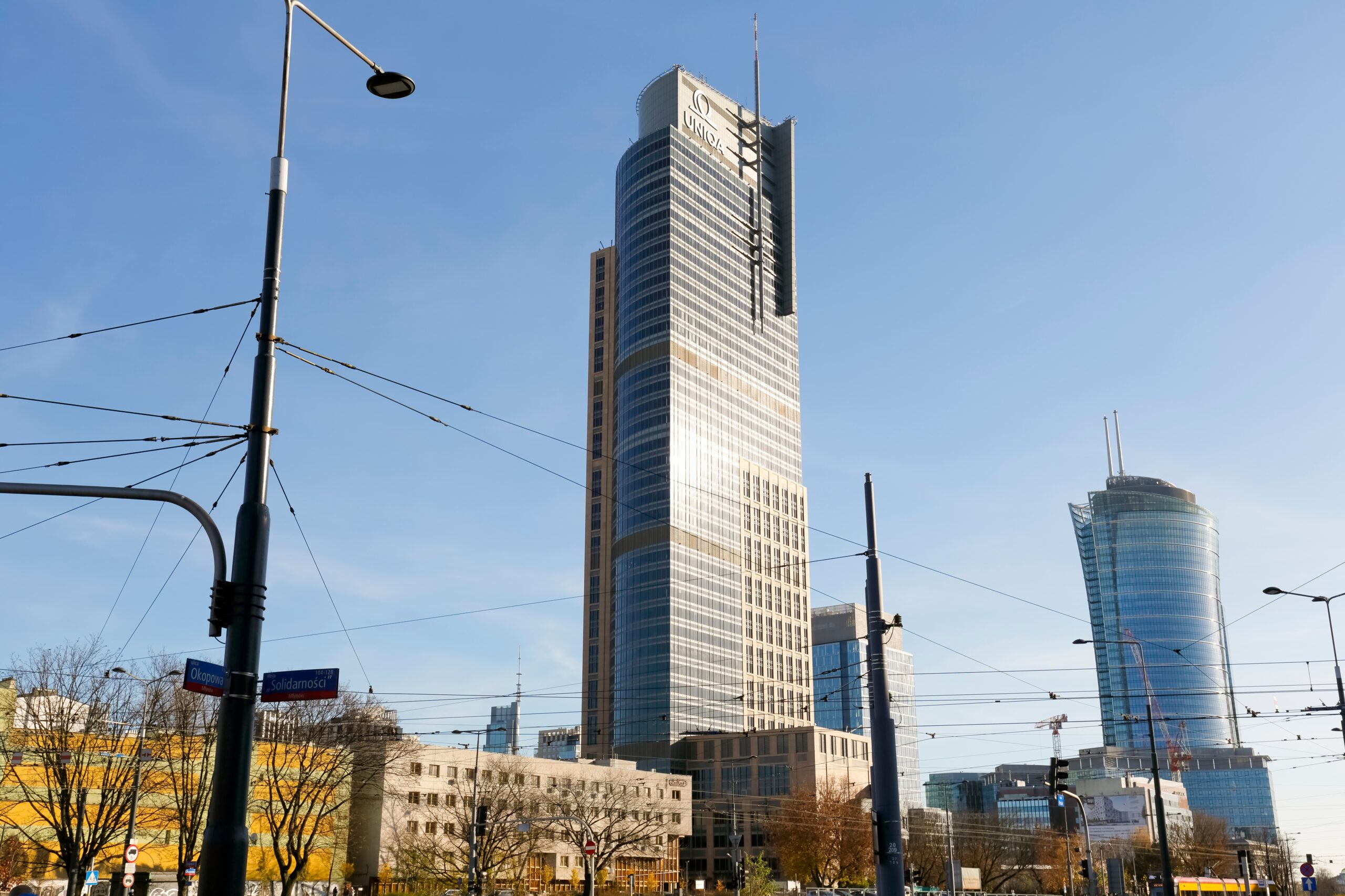 Modern skyskrapa i stadsdelen Wola i Warszawa