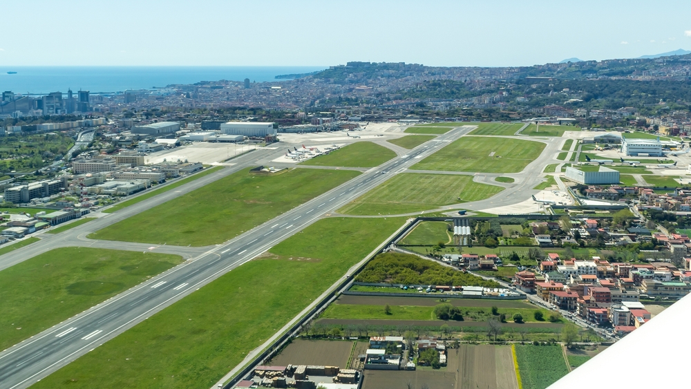 Flygfoto över flygplatsen i Neapel