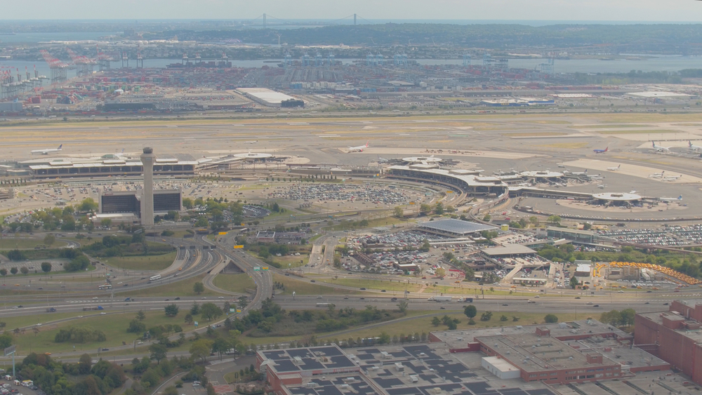 Vägskylt till Newark Liberty International Airport framför flygplatsens kontrolltorn