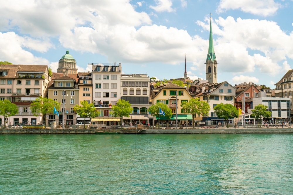 Niederdorf sett från floden Limmat i Zürich