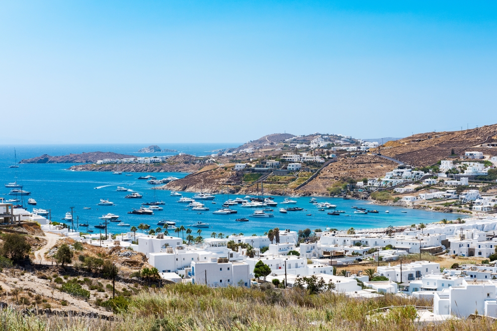 Solstolar och parasoller på Ornos strand på Mykonos