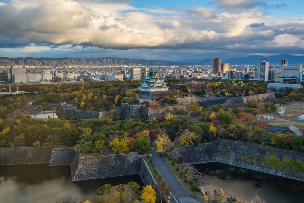 Osakas stadssiluett med Osaka Castle på hösten