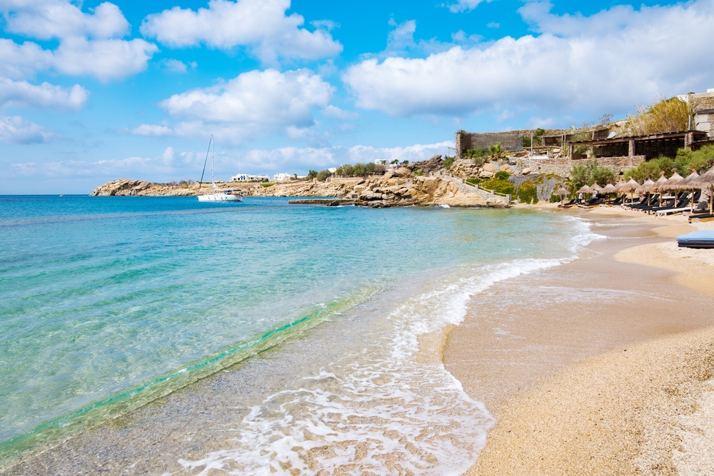 Solstolar och parasoller på Paradise Beach på Mykonos