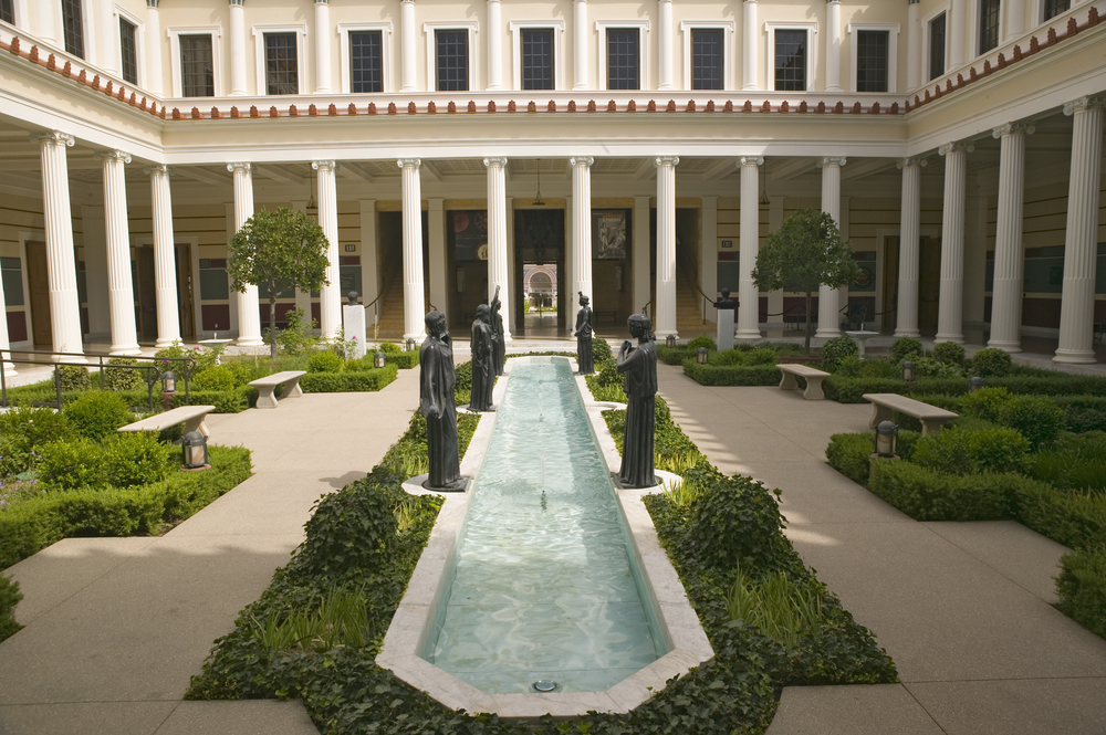 Pelargången och den långa bassängen vid Getty Villa i Pacific Palisades