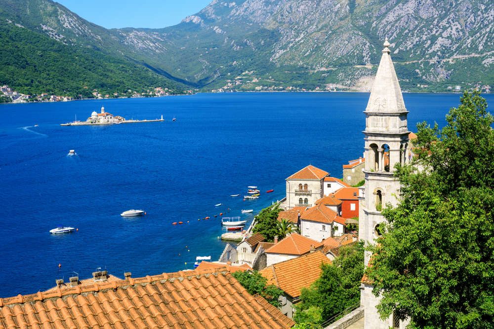 Perast vid Kotorbukten med ön Vår Fru på Klippan