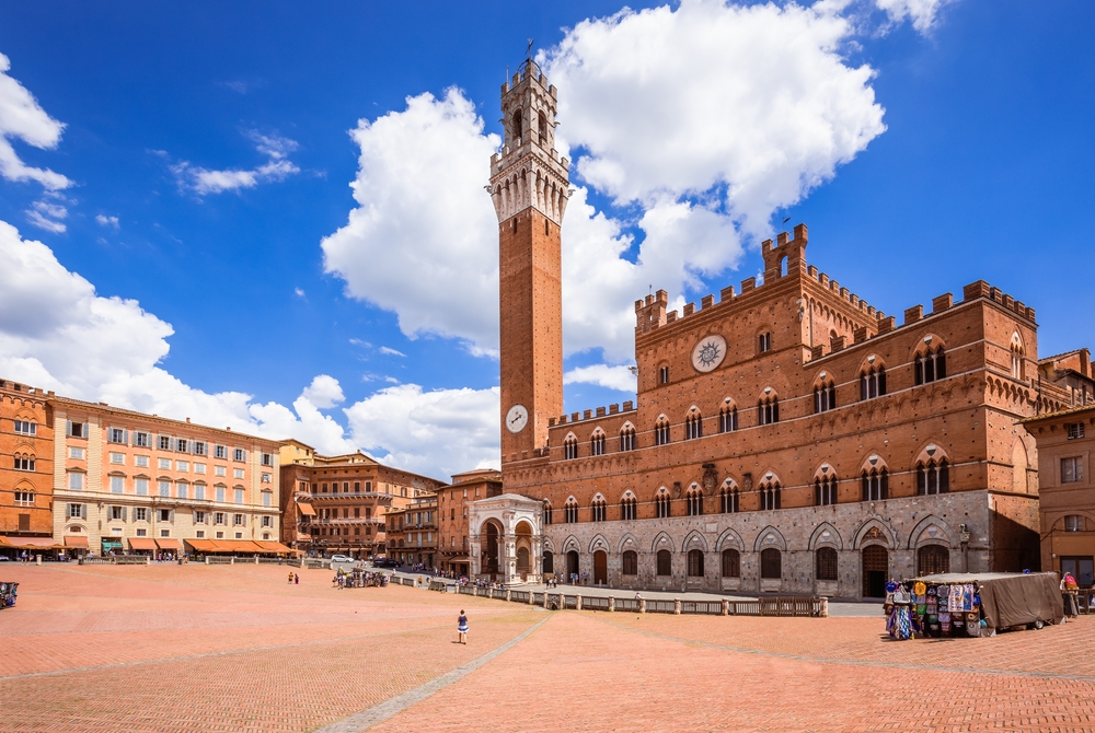 Piazza del Campo med stadshuset och tornet Torre del Mangia i Siena