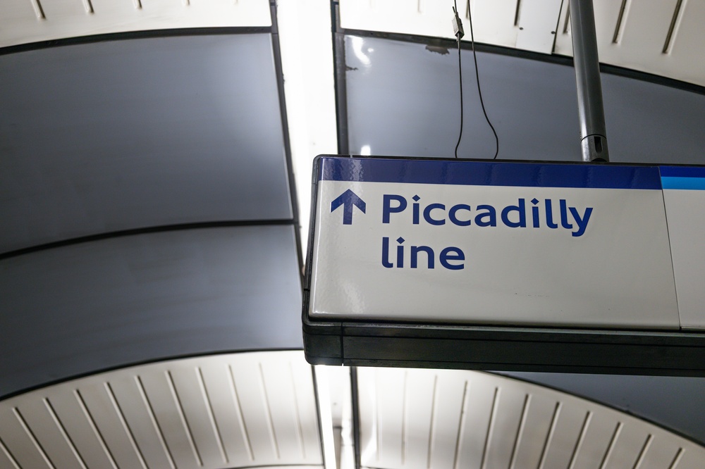 Skylt till Piccadilly line på en tunnelbanestation i London