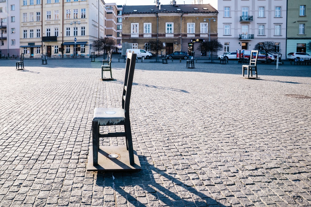 Minnesmärket med de tomma stolarna på Plac Bohaterów Getta i Podgórze i Krakow