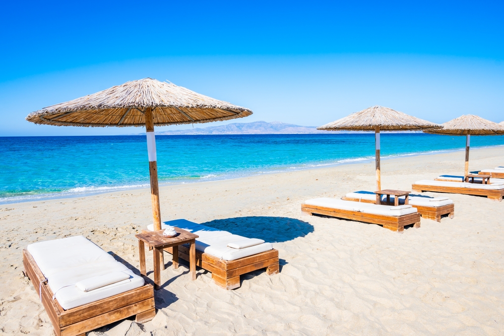 Parasoller på Plakastranden på Naxos