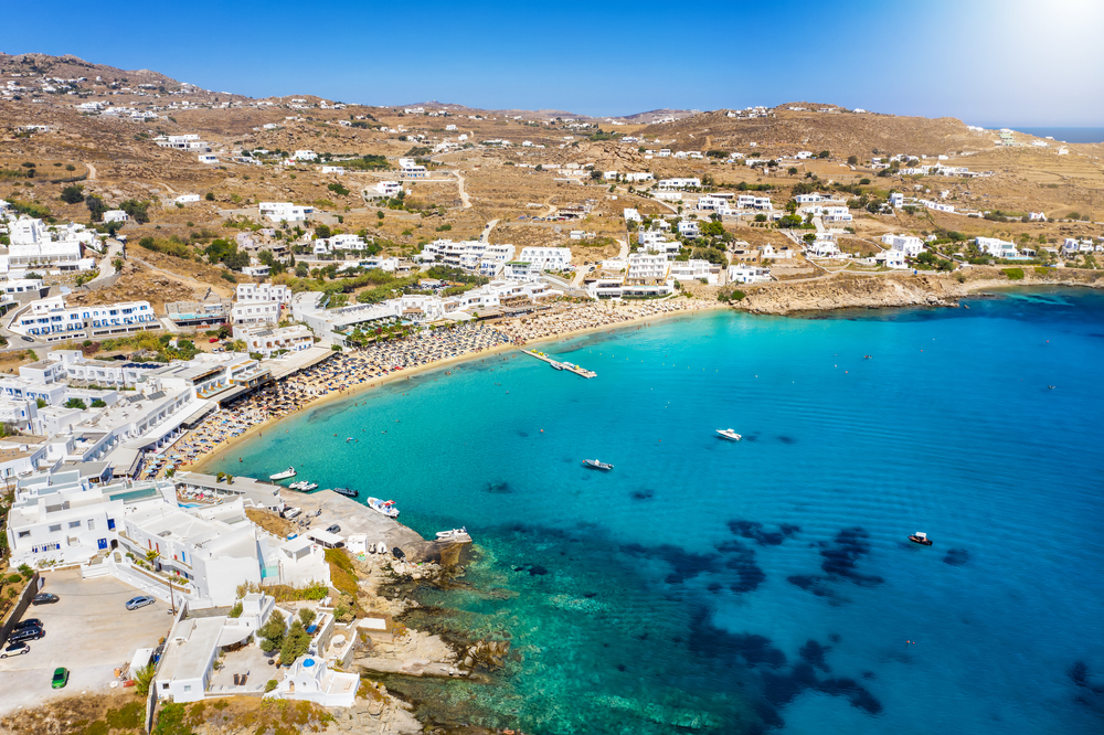Flygbild över stranden Platis Gialos på Mykonos