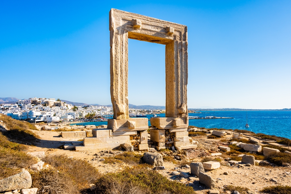 Portara, porten till Apollontemplet, med utsikt mot hamnen och Naxos stad
