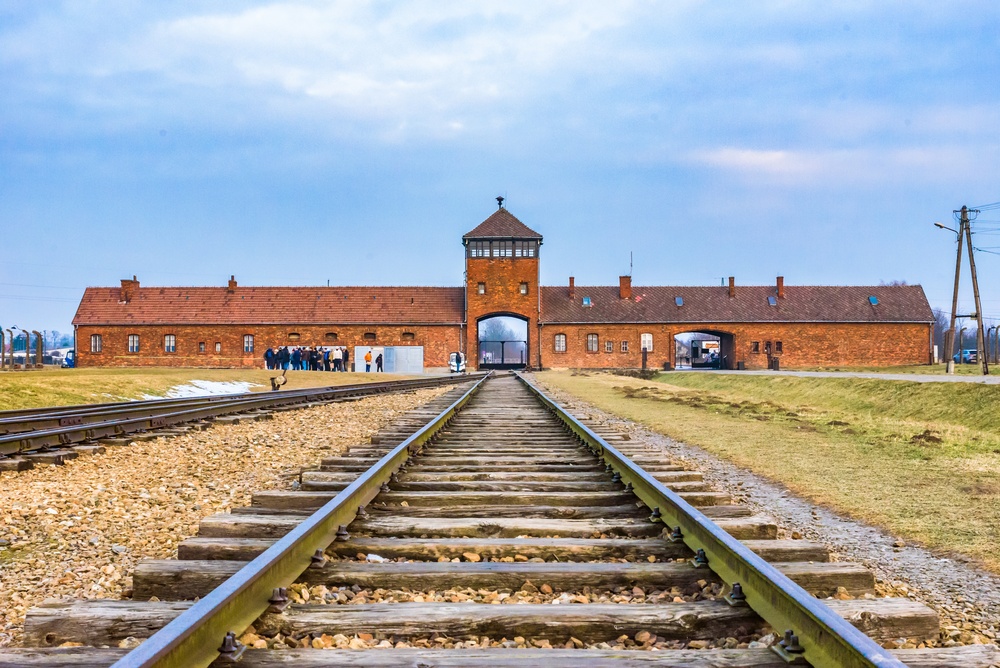 Porthuset och järnvägsspåret i Auschwitz-Birkenau sett inifrån lägret