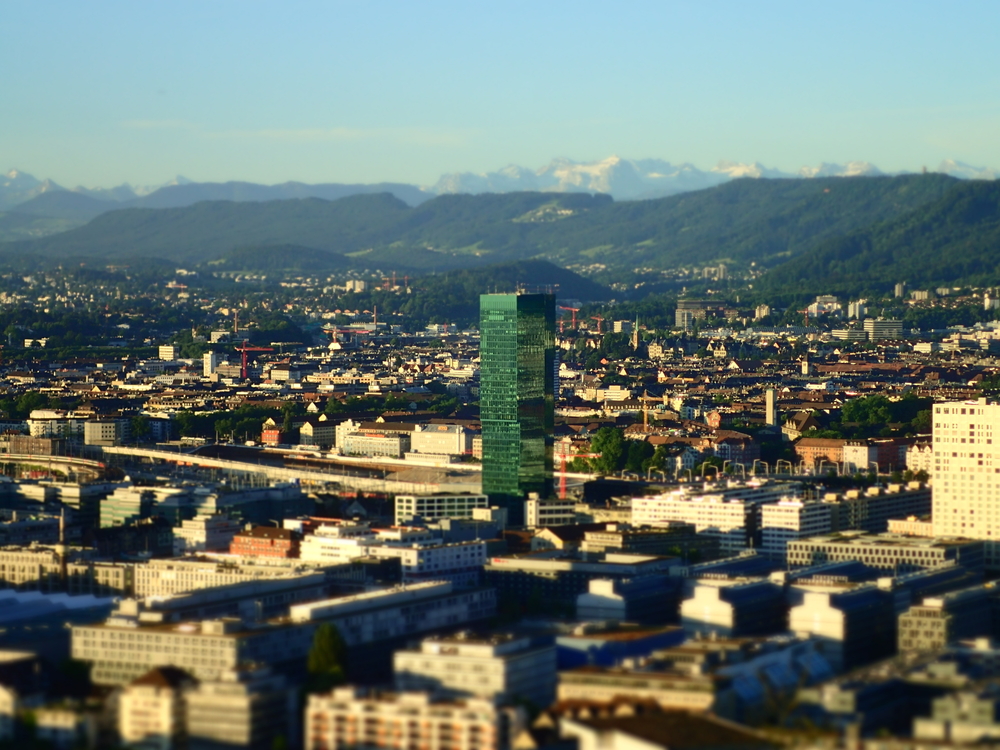 Prime Tower i Zürich West i soluppgången med Alperna i bakgrunden
