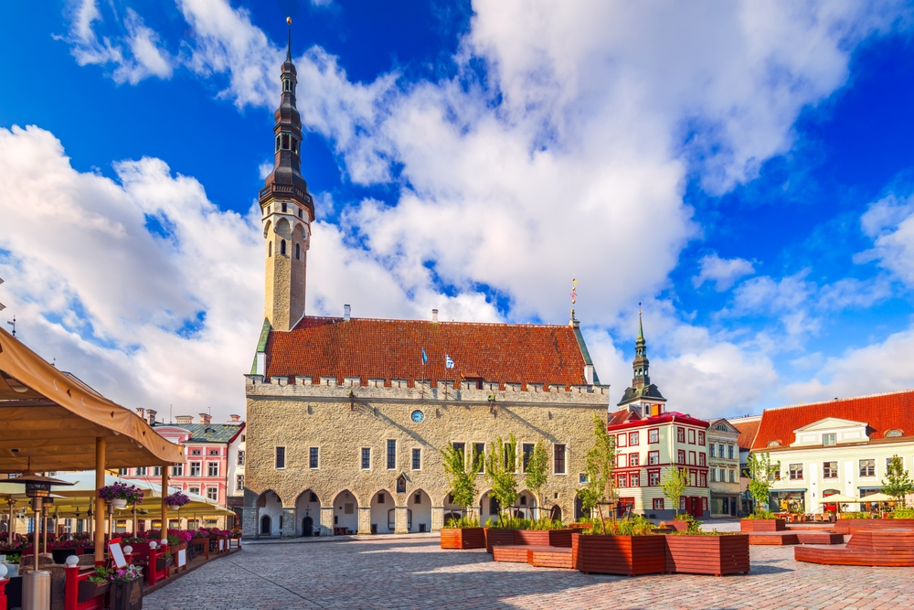 Raekoja plats och det gamla rådhuset i Gamla stan i Tallinn