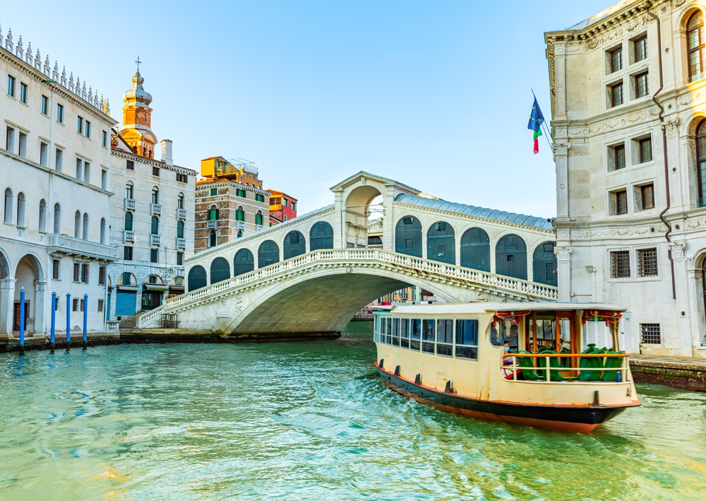 Rialtobron och en vaporetto i Venedig
