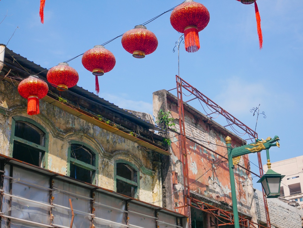 Röda lyktor över Petaling Street i Chinatown i Kuala Lumpur