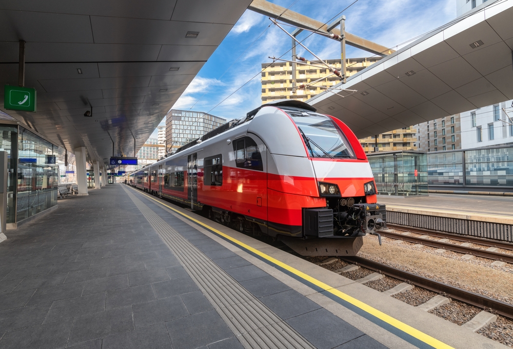 Rött tåg vid en perrong i Wien