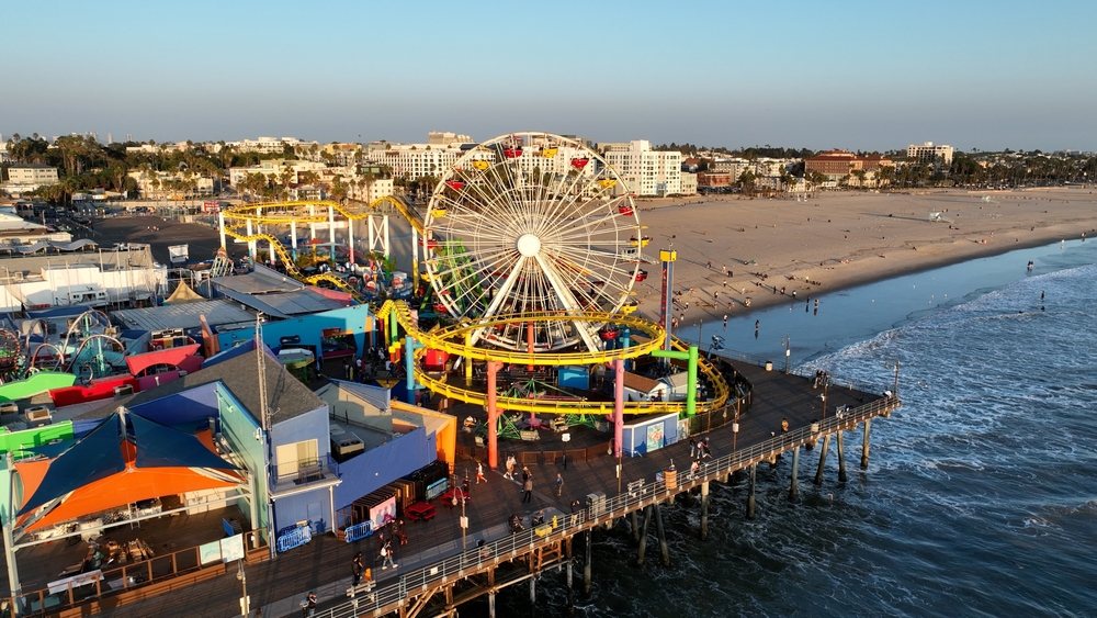 Santa Monica Pier med pariserhjulet i Pacific Park
