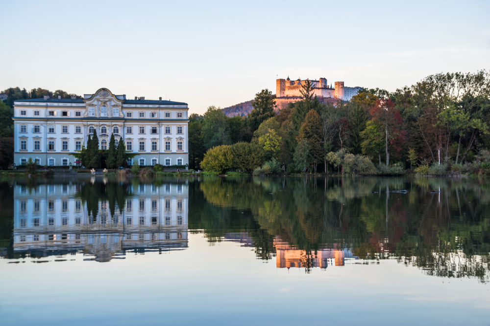 Schloss Leopoldskron vid sjön Leopoldskroner Weiher i Salzburg