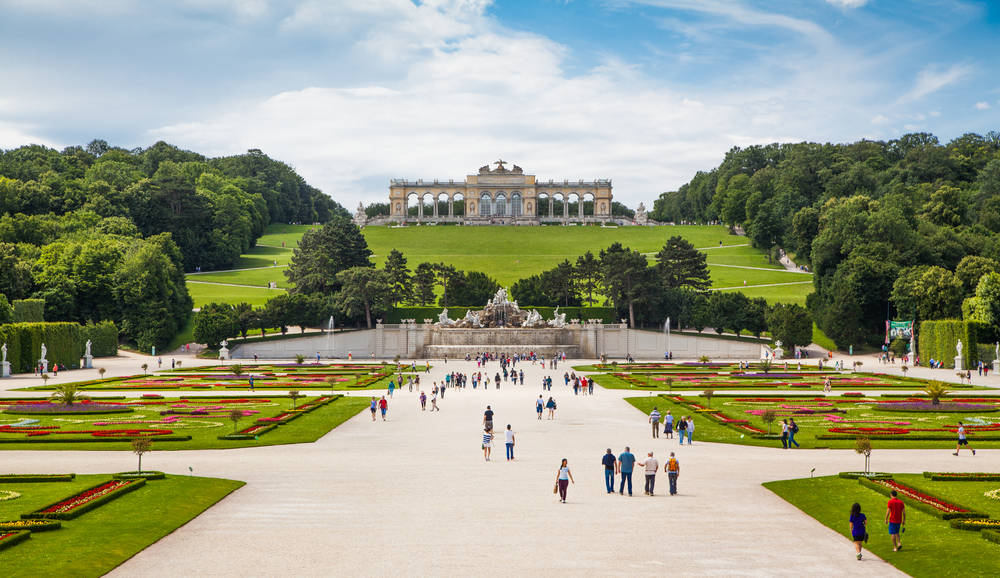 Schönbrunns slott och den stora parterren i Wien