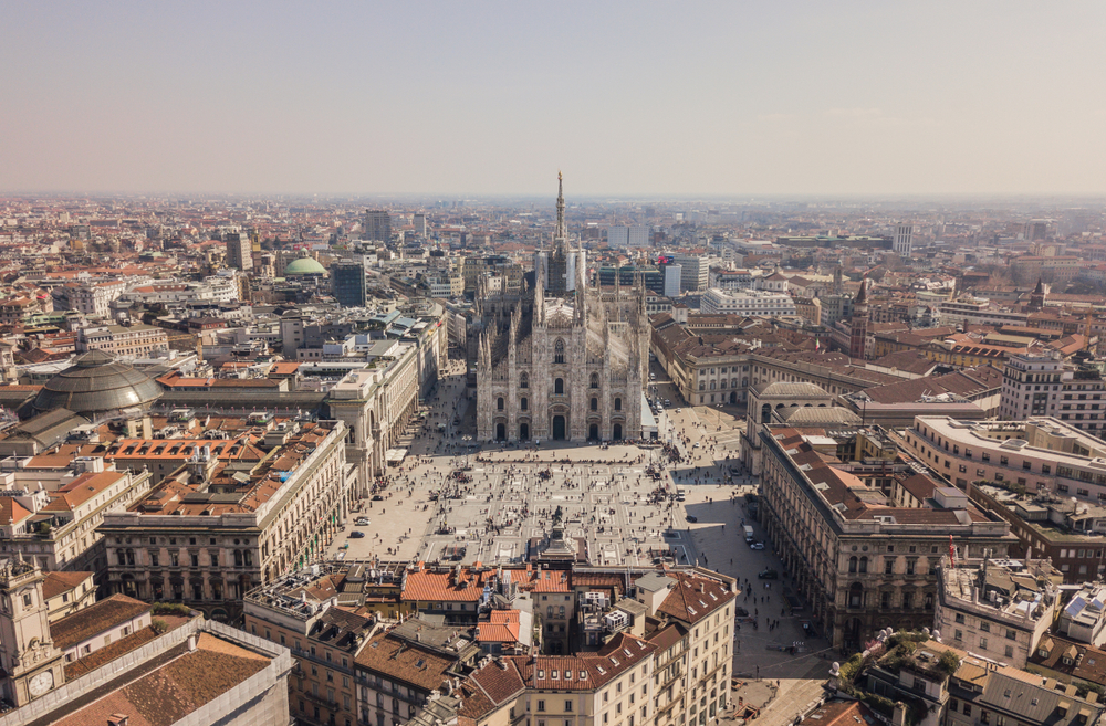 Flygbild över Milanos domkyrka, Galleria Vittorio Emanuele II och Piazza del Duomo