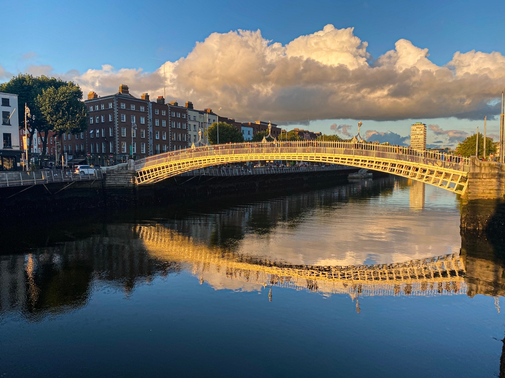 Ha'penny Bridge över floden Liffey i Dublin i solnedgången