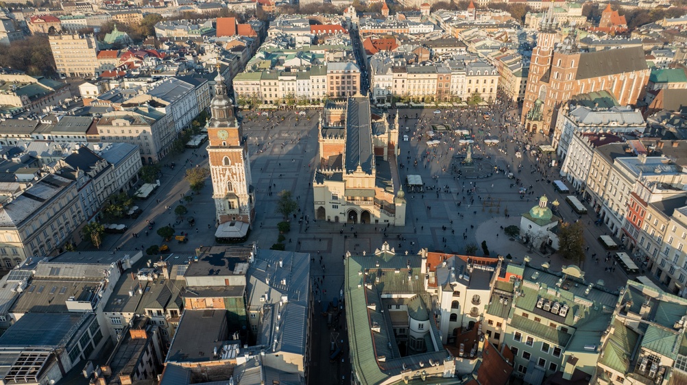 Flygfoto över Rynek Główny i Krakow med klädeshallen Sukiennice och Mariakyrkan