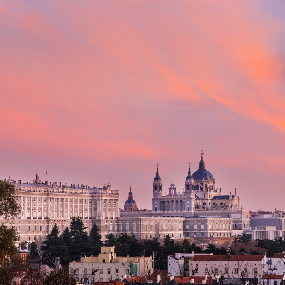 Madrids skyline med Almudenakatedralen och Palacio Real i solnedgången