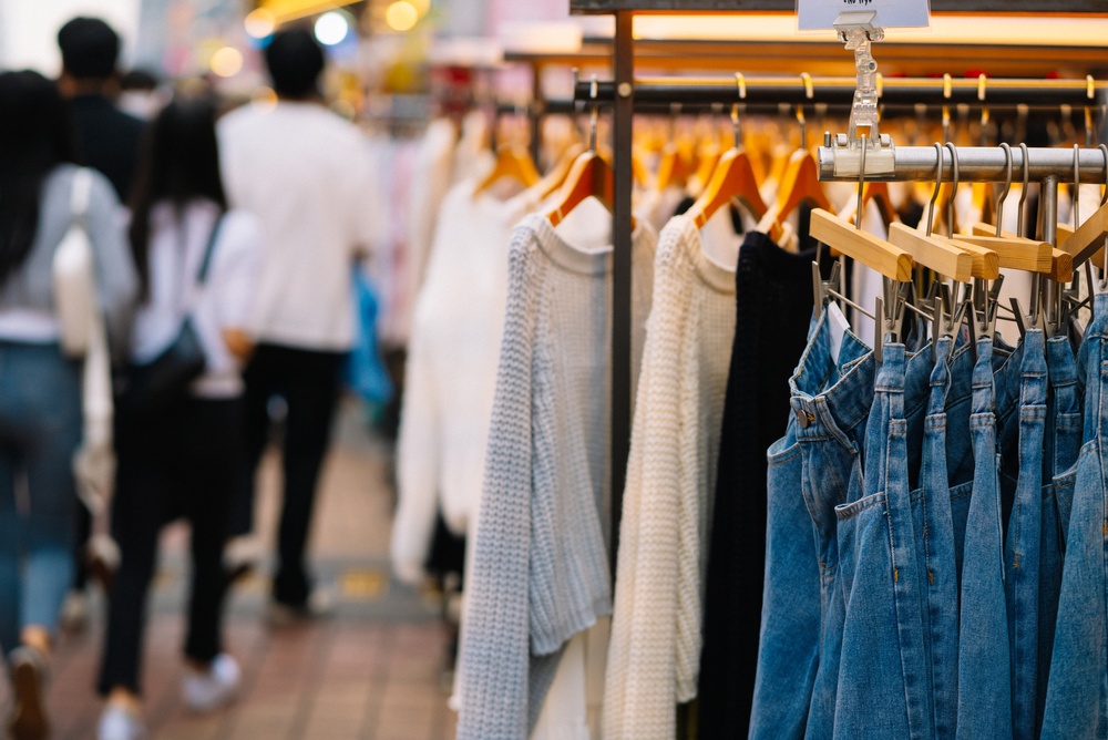 Shoppinggata i Hongdae i Seoul på kvällen