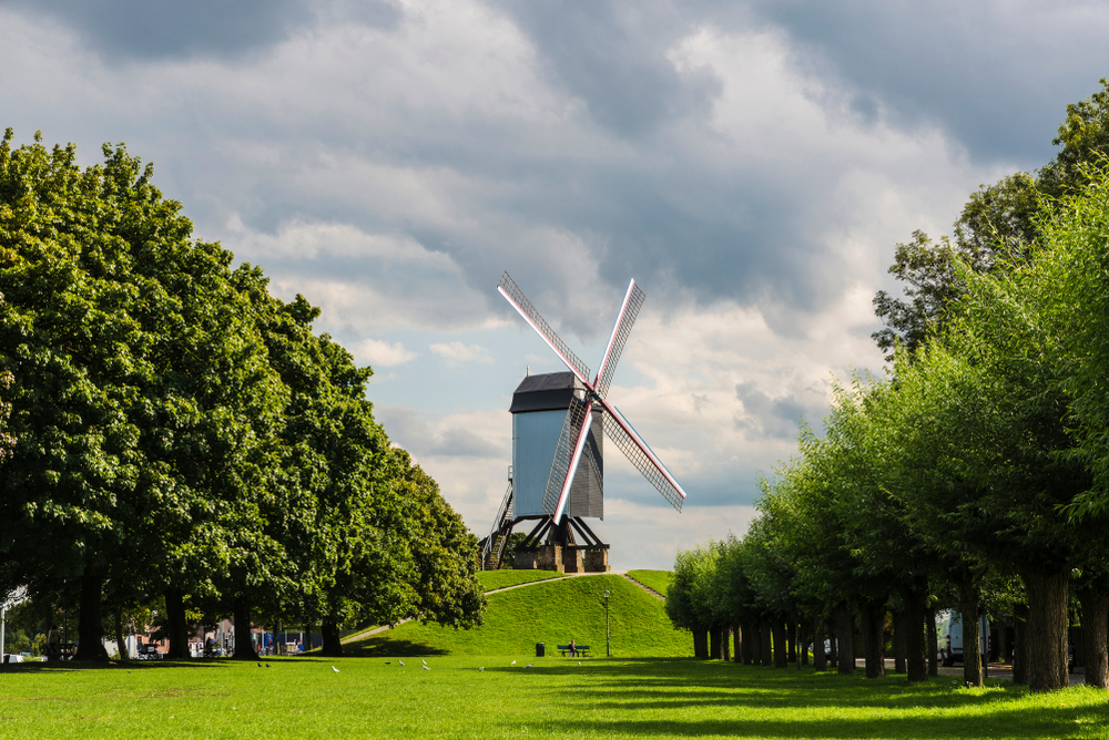 Sint-Janshuismolen på vallarna vid Kruisvest i Sint-Anna-kvarteret i Brygge