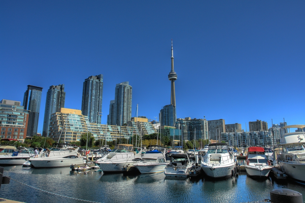 Småbåtshamnen Marina Quay West vid Queens Quay i Harbourfront i Toronto med CN Tower i bakgrunden
