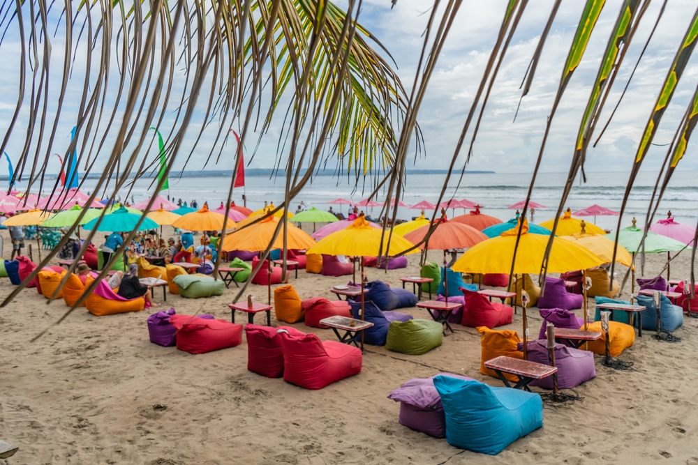 Solnedgång på stranden i Seminyak på Bali