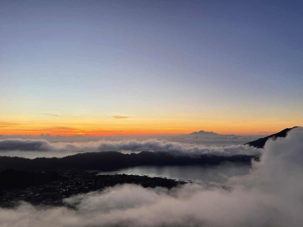 Soluppgång från Mount Batur med Batursjön och Mount Agung