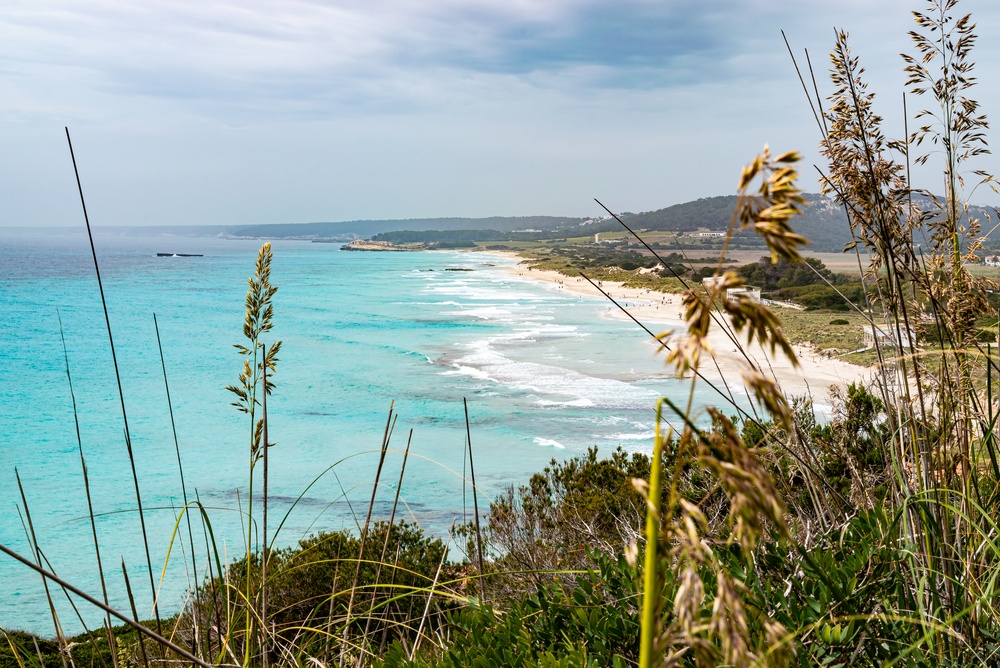 Sandstranden i Son Bou på Menorca