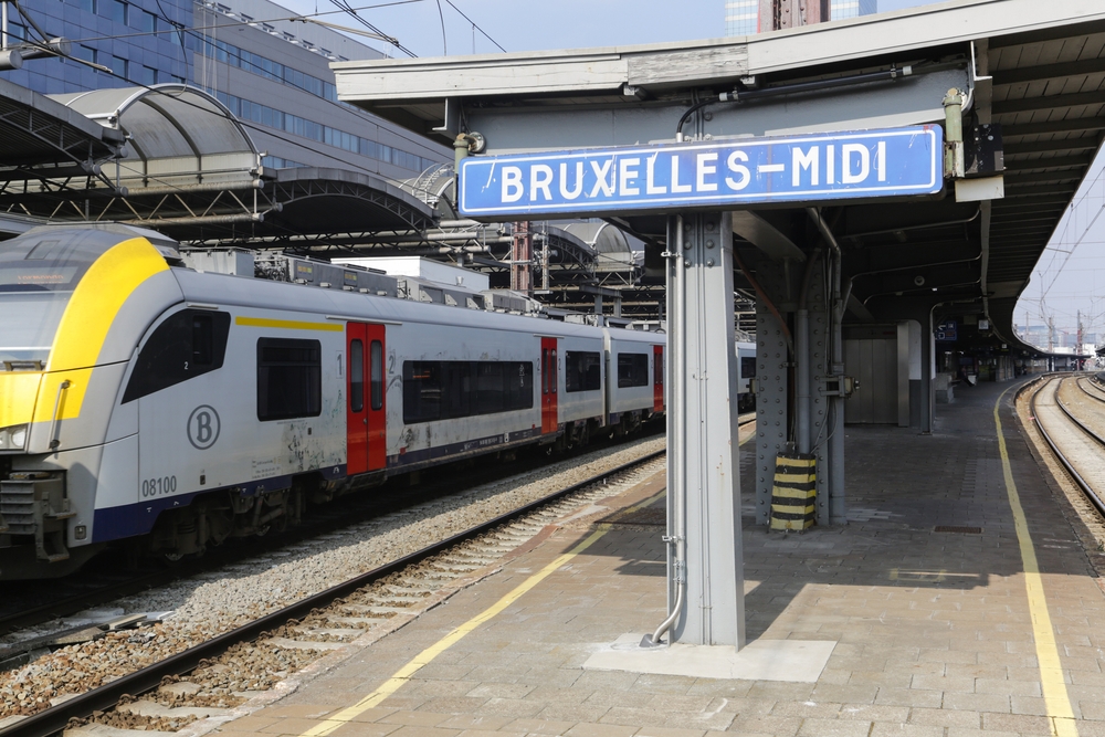 Spår och tåg på stationen Bruxelles-Midi i Bryssel
