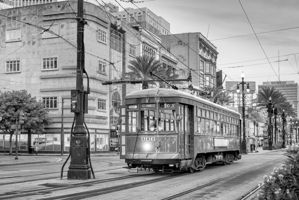 Spårvagn i centrala New Orleans i skymningen
