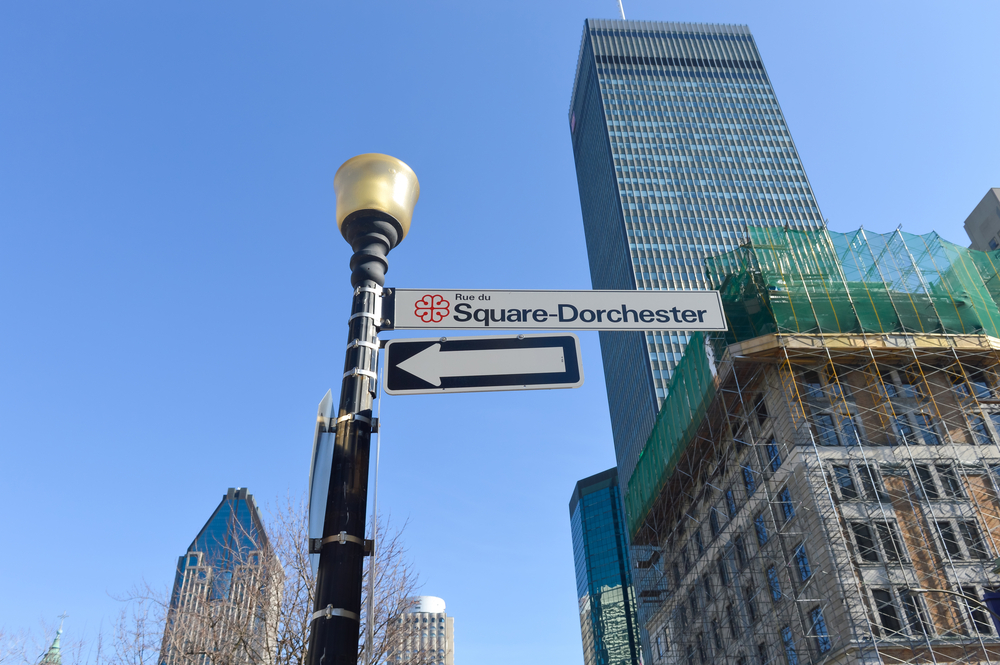 Square Dorchester mellan höghusen i centrala Montreal