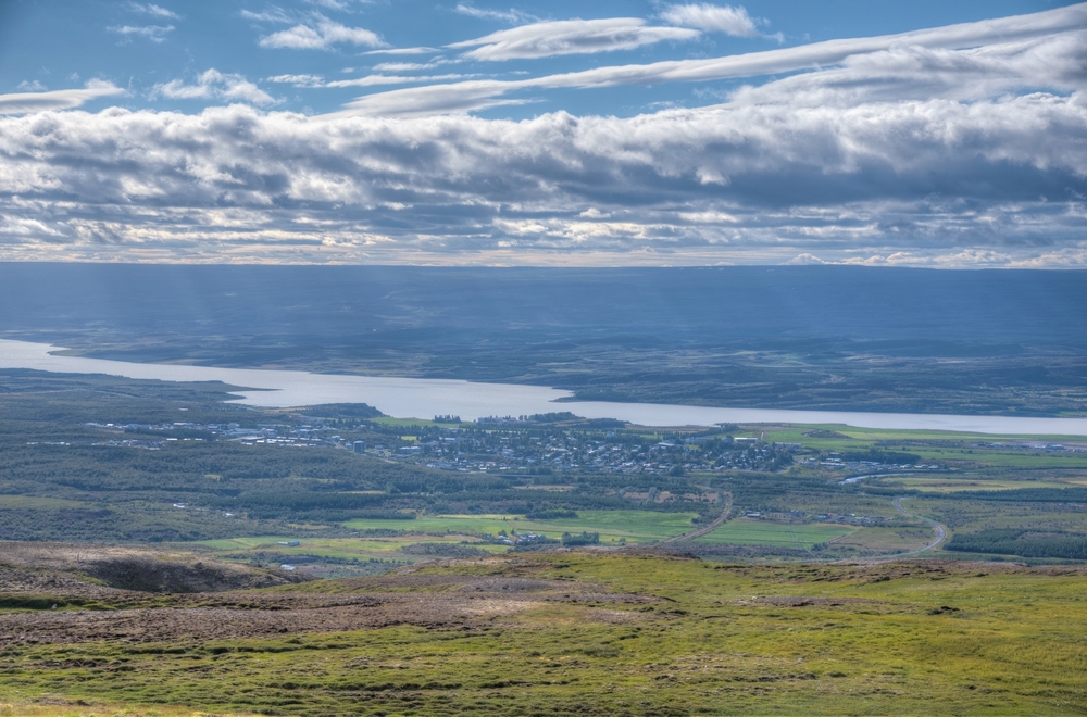 Staden Egilsstaðir på östra Island sedd från luften