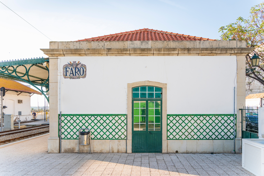 Den vita stationsbyggnaden i Faro i Algarve