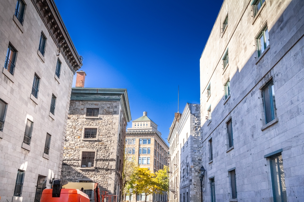 Stenhus och kullerstensgata i Gamla stan i Montreal