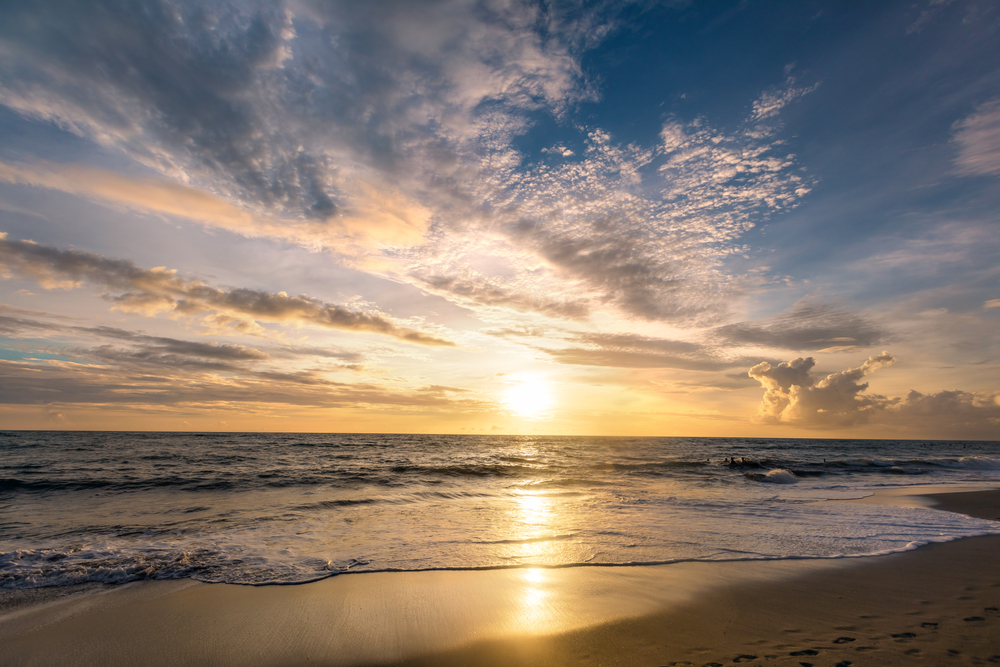 Solnedgång över stranden Batu Bolong i Canggu på Bali
